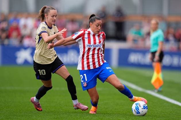 October 12, 2025, Madrid, Madrid, Spain: Caroline Graham Hansen of FC Barcelona, Barca and Fiamma Benitez of Atletico de Madrid compete for the ball during the Spanish Women League, Liga F, football match played between Atletico de Madrid and FC Barcelona at Centro Deportivo Alcala de Henares on October 12, 2025 in Madrid, Spain. Madrid Spain - ZUMAa181 20251012_zaa_a181_052 Copyright: xDennisxAgyemanx