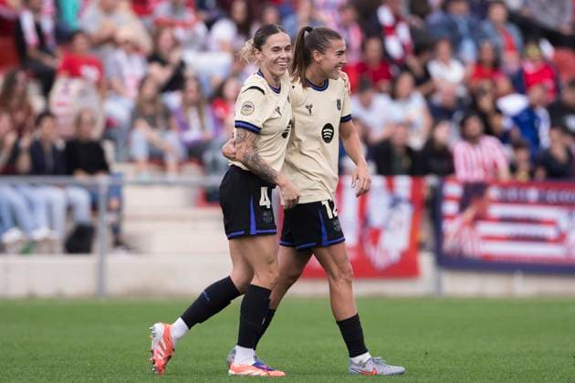 LIGA F - Atletico de Madrid vs Barcelona MADRID, SPAIN - October 12:Patri Guijarro of Barcelona and Mapi Leon of Barcelona celebrates a goal during the LIGA F match between Atletico de Madrid and Barcelona at Centro Deportivo Alcala de Henares in Madrid. (Photo by Guille Martinez f22photo) Madrid Centro Deportivo Alcala de Henar Spain Copyright: xGuillermoxMartinezx