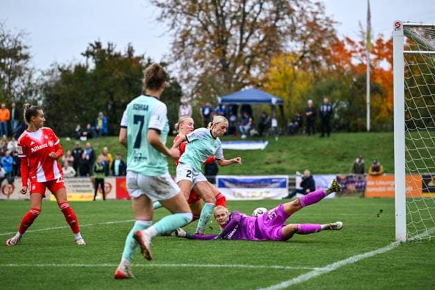 12.10.2025, Fußball, 2. Frauen-Bundesliga, 2025 2026, 7. Spieltag, SG 99 Andernach - FC Bayern München II Isabel Pfeiffer (21 Andernach) netzt zum 3:0 ein. Anna Klink (38 Bayern München II) sieht bei dieser Aktion alles andere als gut aus.