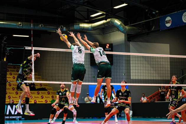 Volleyball I Herren I Saison 2025 2026 I Volleyball Bundesliga Ligacup I FT1844 Freiburg - HELIOS Grizzlys Giesen I 12.10.2025 Anton Jung (8, FT 1844 Freiburg) und Charles Figy (14, FT 1844 Freiburg) um Block gegen Mark Rura (6, HELIOS Grizzlys Giesen) Copyright: xLobeca Bjorn-OlexKehmx