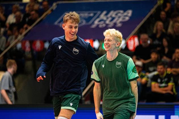 Volleyball I Herren I Saison 2025 2026 I Volleyball Bundesliga Ligacup I FT1844 Freiburg - HELIOS Grizzlys Giesen I 12.10.2025 Fabian Hosch (9, FT 1844 Freiburg) und Anton Jung (8, FT 1844 Freiburg) in der Auszeit Copyright: xLobeca Bjorn-OlexKehmx