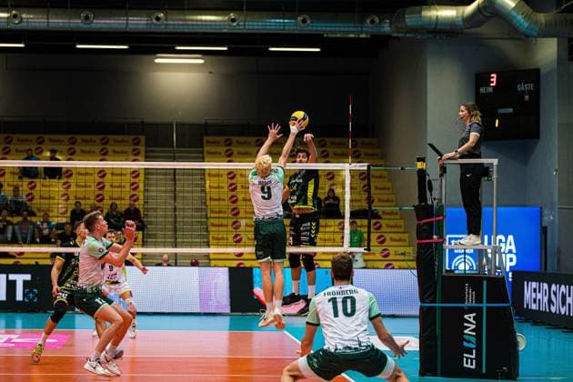 Volleyball I Herren I Saison 2025 2026 I Volleyball Bundesliga Ligacup I FT1844 Freiburg - HELIOS Grizzlys Giesen I 12.10.2025 Fabian Hosch (9, FT 1844 Freiburg) in der Abwehr gegen Juan Manuel Gonzalez (44, HELIOS Grizzlys Giesen) Copyright: xLobeca Bjorn-OlexKehmx