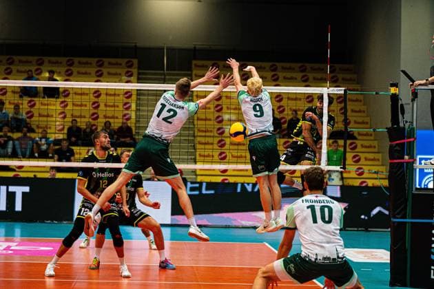 Volleyball I Herren I Saison 2025 2026 I Volleyball Bundesliga Ligacup I FT1844 Freiburg - HELIOS Grizzlys Giesen I 12.10.2025 Fabian Hosch (9, FT 1844 Freiburg) und Liam Kristjanson (12, FT 1844 Freiburg) im Block gegen Juan Manuel Gonzalez (44, HELIOS Grizzlys Giesen) Copyright: xLobeca Bjorn-OlexKehmx