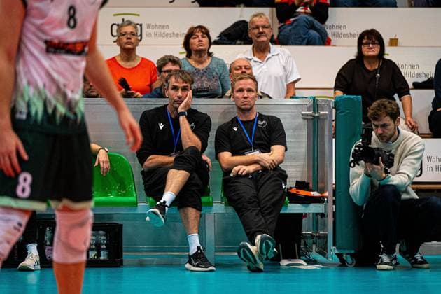 Volleyball I Herren I Saison 2025 2026 I Volleyball Bundesliga Ligacup I FT1844 Freiburg - HELIOS Grizzlys Giesen I 12.10.2025 Jakob Schönhagen (Trainer, FT 1844 Freiburg) und Wolfgang Beck (Co-Trainer, FT 1844 Freiburg) auf der Bank Copyright: xLobeca Bjorn-OlexKehmx