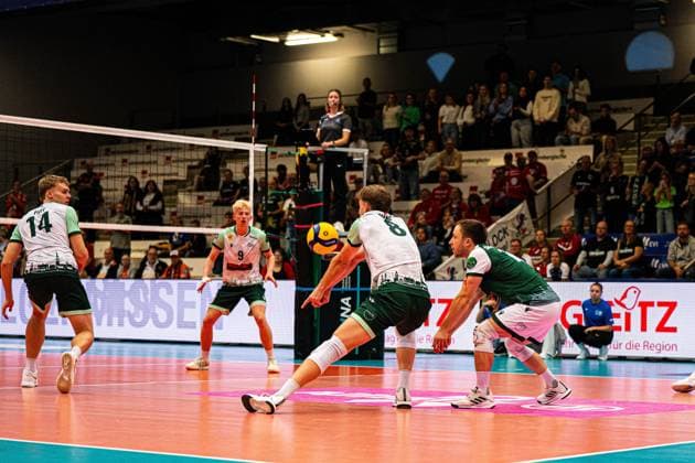 Volleyball I Herren I Saison 2025 2026 I Volleyball Bundesliga Ligacup I FT1844 Freiburg - HELIOS Grizzlys Giesen I 12.10.2025 Anton Jung (8, FT 1844 Freiburg) in der Annahme Copyright: xLobeca Bjorn-OlexKehmx