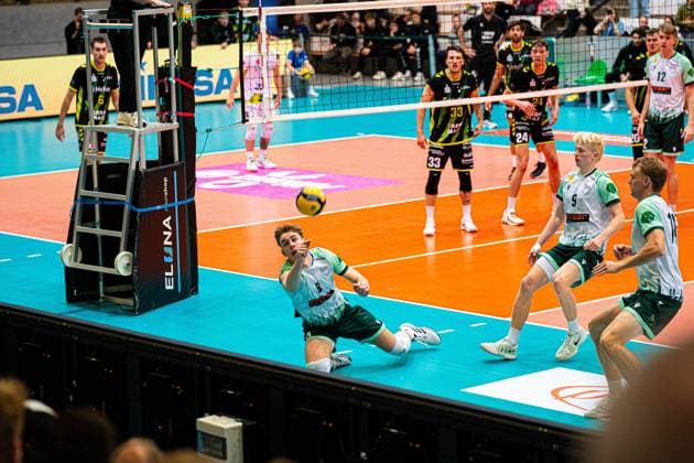 Volleyball I Herren I Saison 2025 2026 I Volleyball Bundesliga Ligacup I FT1844 Freiburg - HELIOS Grizzlys Giesen I 12.10.2025 Anton Jung (8, FT 1844 Freiburg) rettet den Ball Copyright: xLobeca Bjorn-OlexKehmx