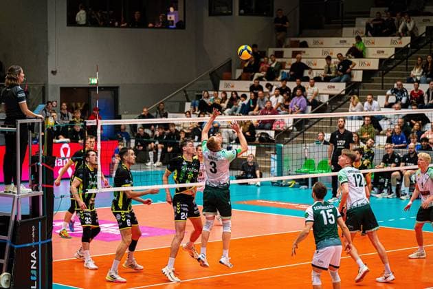 Volleyball I Herren I Saison 2025 2026 I Volleyball Bundesliga Ligacup I FT1844 Freiburg - HELIOS Grizzlys Giesen I 12.10.2025 Yannick Harms (3, FT 1844 Freiburg) im Zuspiel Copyright: xLobeca Bjorn-OlexKehmx