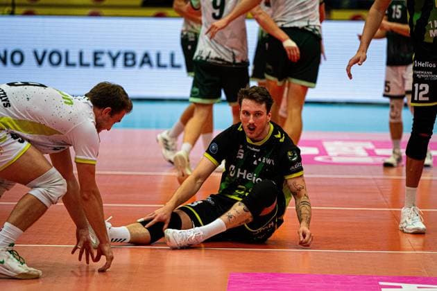Volleyball I Herren I Saison 2025 2026 I Volleyball Bundesliga Ligacup I FT1844 Freiburg - HELIOS Grizzlys Giesen I 12.10.2025 Ilja Ivanov (33, HELIOS Grizzlys Giesen) auf dem Boden Copyright: xLobeca Bjorn-OlexKehmx