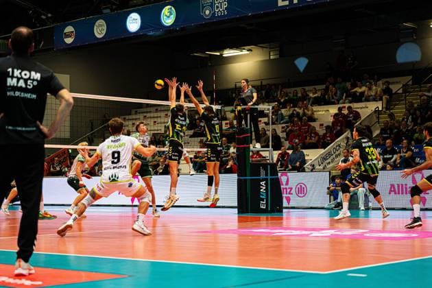 Volleyball I Herren I Saison 2025 2026 I Volleyball Bundesliga Ligacup I FT1844 Freiburg - HELIOS Grizzlys Giesen I 12.10.2025 Austin Wilmot (24, HELIOS Grizzlys Giesen) und Mark Rura (6, HELIOS Grizzlys Giesen) im Block gegen FT 1844 Freiburg Copyright: xLobeca Bjorn-OlexKehmx
