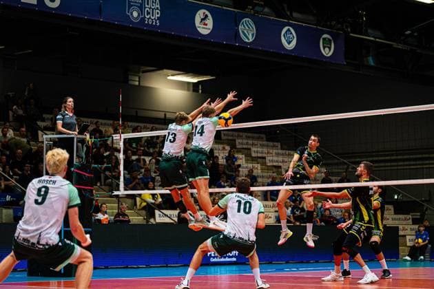 Volleyball I Herren I Saison 2025 2026 I Volleyball Bundesliga Ligacup I FT1844 Freiburg - HELIOS Grizzlys Giesen I 12.10.2025 Jannik Brentel (13, FT 1844 Freiburg) und Charles Figy (14, FT 1844 Freiburg) im Block gegen HELIOS Grizzlys Giesen Copyright: xLobeca Bjorn-OlexKehmx