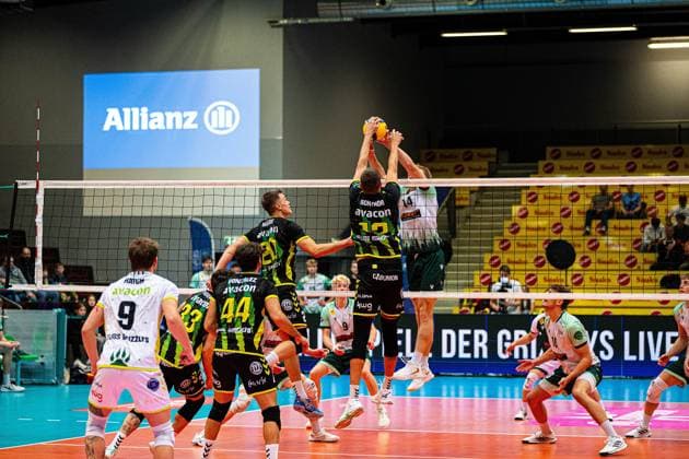 Volleyball I Herren I Saison 2025 2026 I Volleyball Bundesliga Ligacup I FT1844 Freiburg - HELIOS Grizzlys Giesen I 12.10.2025 Jakob Günthör (12, HELIOS Grizzlys Giesen) im Duell gegen Charles Figy (14, FT 1844 Freiburg) Copyright: xLobeca Bjorn-OlexKehmx