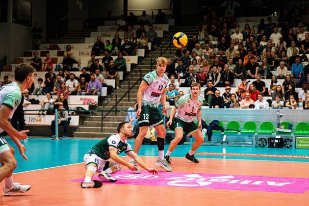 Volleyball I Herren I Saison 2025 2026 I Volleyball Bundesliga Ligacup I FT1844 Freiburg - HELIOS Grizzlys Giesen I 12.10.2025 Jonathan Schönhagen (15, FT 1844 Freiburg) in der Annahme Copyright: xLobeca Bjorn-OlexKehmx