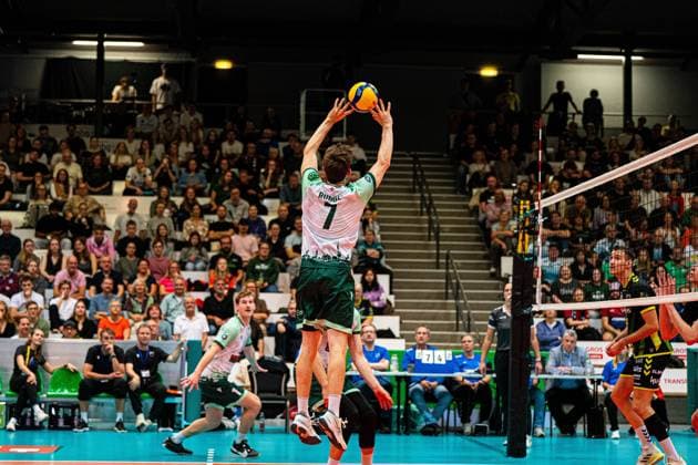 Volleyball I Herren I Saison 2025 2026 I Volleyball Bundesliga Ligacup I FT1844 Freiburg - HELIOS Grizzlys Giesen I 12.10.2025 Lorenz Rudolf (7, FT 1844 Freiburg) im Zuspiel Copyright: xLobeca Bjorn-OlexKehmx