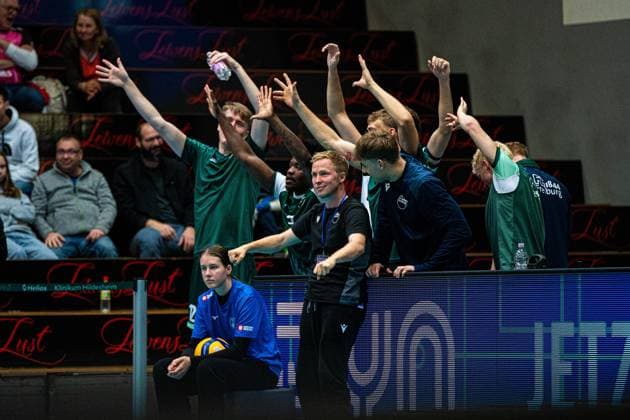 Volleyball I Herren I Saison 2025 2026 I Volleyball Bundesliga Ligacup I FT1844 Freiburg - HELIOS Grizzlys Giesen I 12.10.2025 FT 1844 Freiburg Auswechselspieler jubeln mit Jakob Schönhagen (Trainer, FT 1844 Freiburg) Copyright: xLobeca Bjorn-OlexKehmx