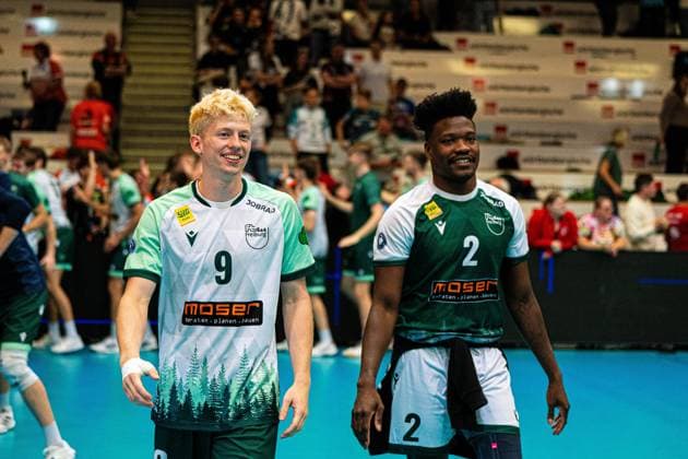 Volleyball I Herren I Saison 2025 2026 I Volleyball Bundesliga Ligacup I FT1844 Freiburg - HELIOS Grizzlys Giesen I 12.10.2025 Fabian Hosch (9, FT 1844 Freiburg) und Timothy McIntosh (2, FT 1844 Freiburg) nach dem Spiel Copyright: xLobeca Bjorn-OlexKehmx