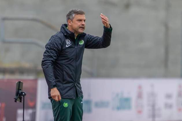 Ingolstadt, Deutschland 12. Oktober 2025: 2. BL - Frauen - 2025 2026 - FC Ingolstadt 04 vs. VfL Wolfsburg II Im Bild: Trainer Daniel Kraus (VfL II) gestikuliert auf dem Spielfeld. Audi Sportpark Bayern Copyright: xFotostandx xSchäferx