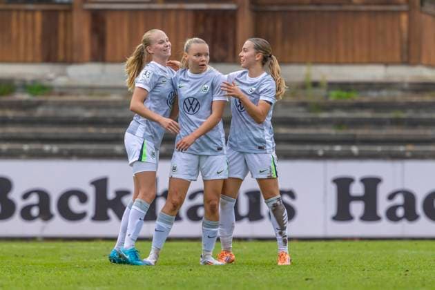 Ingolstadt, Deutschland 12. Oktober 2025: 2. BL - Frauen - 2025 2026 - FC Ingolstadt 04 vs. VfL Wolfsburg II Im Bild: in der Traube Torschützin AnnY Kerim-Lindland (VfL) jubelt nach ihrem Tor zum 0:1 mit ihren Teamkolleginnen. Audi Sportpark Bayern Copyright: xFotostandx xSchäferx