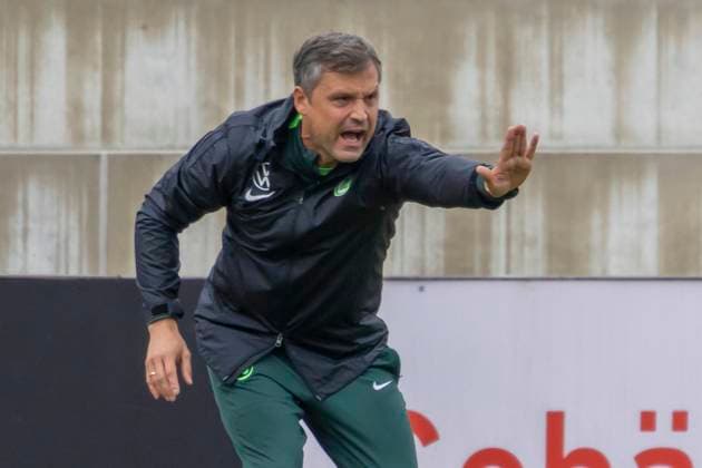Ingolstadt, Deutschland 12. Oktober 2025: 2. BL - Frauen - 2025 2026 - FC Ingolstadt 04 vs. VfL Wolfsburg II Im Bild: Trainer Daniel Kraus (VfL II) gestikuliert auf dem Spielfeld. Audi Sportpark Bayern Copyright: xFotostandx xSchäferx
