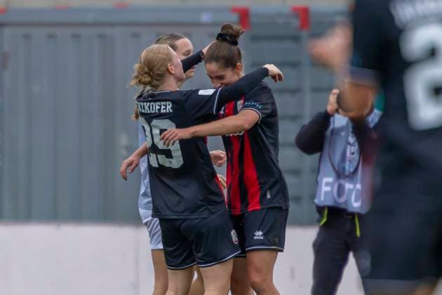Ingolstadt, Deutschland 12. Oktober 2025: 2. BL - Frauen - 2025 2026 - FC Ingolstadt 04 vs. VfL Wolfsburg II Im Bild: 2. v.li. Emma Kusch (FCI) jubelt nach ihrem Tor zum 1:1 mit Nina Penzkofer (FCI) Audi Sportpark Bayern Copyright: xFotostandx xSchäferx