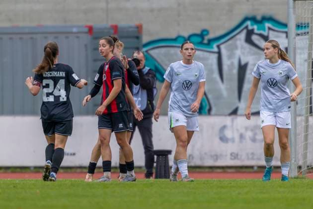 Ingolstadt, Deutschland 12. Oktober 2025: 2. BL - Frauen - 2025 2026 - FC Ingolstadt 04 vs. VfL Wolfsburg II Im Bild: in der Traube Torschützin Emma Kusch (FCI) jubelt nach ihrem Tor zum 1:1 mit ihren Teamkolleginnen. Audi Sportpark Bayern Copyright: xFotostandx xSchäferx