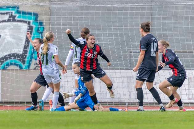 Ingolstadt, Deutschland 12. Oktober 2025: 2. BL - Frauen - 2025 2026 - FC Ingolstadt 04 vs. VfL Wolfsburg II Im Bild: in der Traube Torschützin Katharina Reikersdorfer (FCI) jubelt nach ihrem Tor zum 2:1 mit ihren Teamkolleginnen. Audi Sportpark Bayern Copyright: xFotostandx xSchäferx