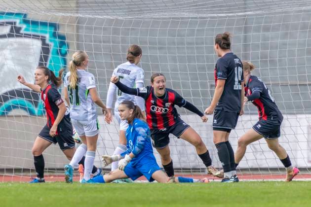 Ingolstadt, Deutschland 12. Oktober 2025: 2. BL - Frauen - 2025 2026 - FC Ingolstadt 04 vs. VfL Wolfsburg II Im Bild: in der Traube Torschützin Katharina Reikersdorfer (FCI) jubelt nach ihrem Tor zum 2:1 mit ihren Teamkolleginnen. Audi Sportpark Bayern Copyright: xFotostandx xSchäferx