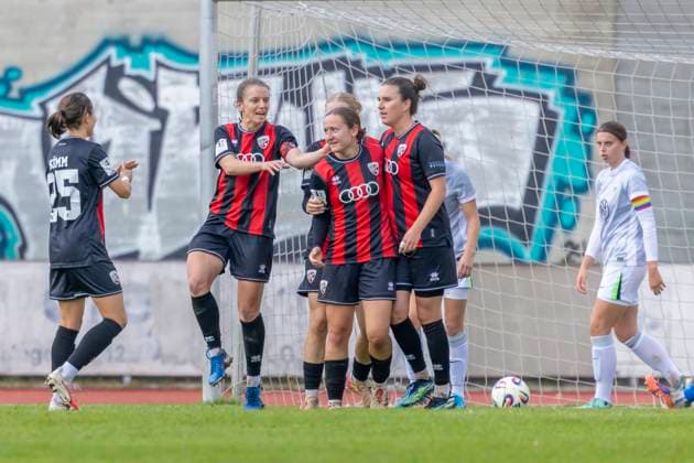 Ingolstadt, Deutschland 12. Oktober 2025: 2. BL - Frauen - 2025 2026 - FC Ingolstadt 04 vs. VfL Wolfsburg II Im Bild: in der Traube Torschützin Katharina Reikersdorfer (FCI) jubelt nach ihrem Tor zum 2:1 mit ihren Teamkolleginnen. Audi Sportpark Bayern Copyright: xFotostandx xSchäferx