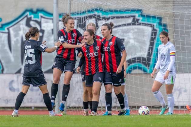 Ingolstadt, Deutschland 12. Oktober 2025: 2. BL - Frauen - 2025 2026 - FC Ingolstadt 04 vs. VfL Wolfsburg II Im Bild: in der Traube Torschützin Katharina Reikersdorfer (FCI) jubelt nach ihrem Tor zum 2:1 mit ihren Teamkolleginnen. Audi Sportpark Bayern Copyright: xFotostandx xSchäferx