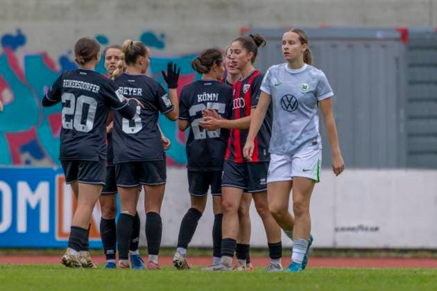 Ingolstadt, Deutschland 12. Oktober 2025: 2. BL - Frauen - 2025 2026 - FC Ingolstadt 04 vs. VfL Wolfsburg II Im Bild: in der Traube Torschützin Emma Kusch (FCI) jubelt nach ihrem Tor zum 1:1 mit ihren Teamkolleginnen. Audi Sportpark Bayern Copyright: xFotostandx xSchäferx