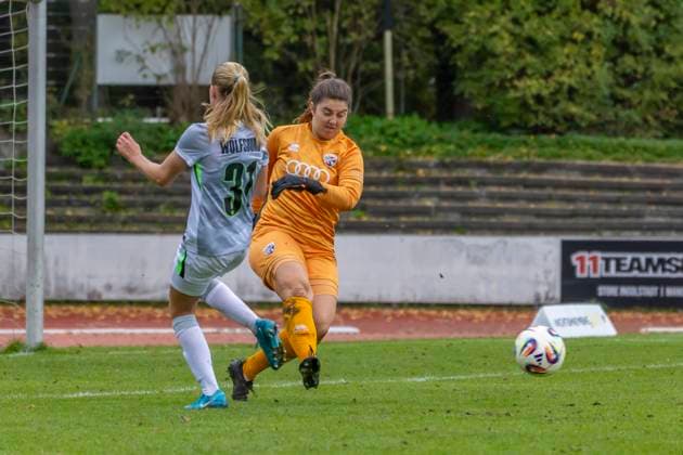 Ingolstadt, Deutschland 12. Oktober 2025: 2. BL - Frauen - 2025 2026 - FC Ingolstadt 04 vs. VfL Wolfsburg II Im Bild: v. li. im Zweikampf Linnea Slen (VfL II) und Torhüterin Franziska Maier (FCI) Audi Sportpark Bayern Copyright: xFotostandx xSchäferx