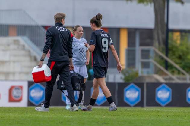 Ingolstadt, Deutschland 12. Oktober 2025: 2. BL - Frauen - 2025 2026 - FC Ingolstadt 04 vs. VfL Wolfsburg II Im Bild: 2. v.li. Emma Kusch (FCI) geht verletzt vom Spielfeld Audi Sportpark Bayern Copyright: xFotostandx xSchäferx
