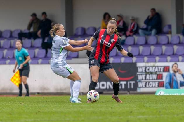 Ingolstadt, Deutschland 12. Oktober 2025: 2. BL - Frauen - 2025 2026 - FC Ingolstadt 04 vs. VfL Wolfsburg II Im Bild: v. li. im Zweikampf Maja Zielinska (VfL II) und Jenny Bayer (FCI) Audi Sportpark Bayern Copyright: xFotostandx xSchäferx