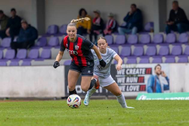 Ingolstadt, Deutschland 12. Oktober 2025: 2. BL - Frauen - 2025 2026 - FC Ingolstadt 04 vs. VfL Wolfsburg II Im Bild: v. li. im Zweikampf Maja Zielinska (VfL II) und Jenny Bayer (FCI) Audi Sportpark Bayern Copyright: xFotostandx xSchäferx