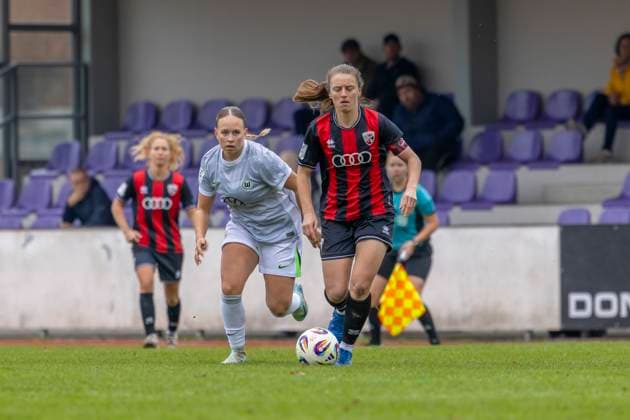 Ingolstadt, Deutschland 12. Oktober 2025: 2. BL - Frauen - 2025 2026 - FC Ingolstadt 04 vs. VfL Wolfsburg II Im Bild: v. li. im Zweikampf Maja Zielinska (VfL II) und Jenny Bayer (FCI) Audi Sportpark Bayern Copyright: xFotostandx xSchäferx
