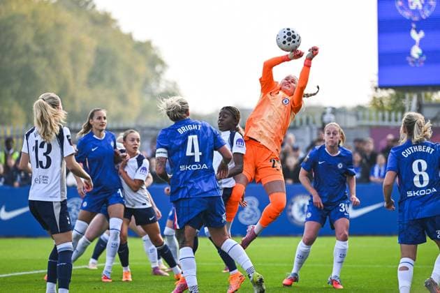 Kingston upon Thames, Eangland, October 12th 2025: Hannah Hampton (24 Chelsea) in action during the Barclays Women s Super League match between Chelsea FC and Tottenham Hotspur FC at Kingsmeadow on October 12, 2025 in Kingston upon Thames, England. (Yaroslav Dunka SPP) Copyright: xYaroslavxDunkax xSPPx spp-en-YaDuSp-YZ8_8688