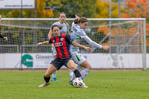 Ingolstadt, Deutschland 12. Oktober 2025: 2. BL - Frauen - 2025 2026 - FC Ingolstadt 04 vs. VfL Wolfsburg II Im Bild: v. li. im Zweikampf Annika Kömm Koemm (FCI) und Maria Jonietz (VfL II) Audi Sportpark Bayern Copyright: xFotostandx xSchäferx