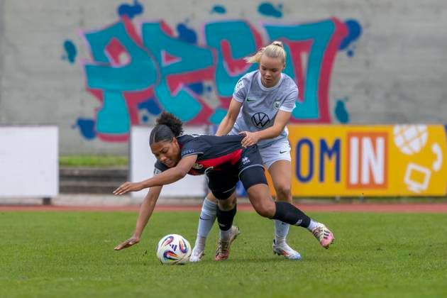 Ingolstadt, Deutschland 12. Oktober 2025: 2. BL - Frauen - 2025 2026 - FC Ingolstadt 04 vs. VfL Wolfsburg II Im Bild: v. li. im Zweikampf Melissa Kuya-Strobel (FCI) und Anna Schitteck (VfL II) Audi Sportpark Bayern Copyright: xFotostandx xSchäferx