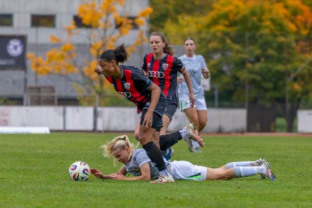 Ingolstadt, Deutschland 12. Oktober 2025: 2. BL - Frauen - 2025 2026 - FC Ingolstadt 04 vs. VfL Wolfsburg II Im Bild: v. li. im Zweikampf Melissa Kuya-Strobel (FCI) und Anna Schitteck (VfL II) Audi Sportpark Bayern Copyright: xFotostandx xSchäferx
