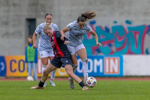 Ingolstadt, Deutschland 12. Oktober 2025: 2. BL - Frauen - 2025 2026 - FC Ingolstadt 04 vs. VfL Wolfsburg II Im Bild: v. li. im Zweikampf Nina Penzkofer (FCI) und Anastasia Harting (VfL II) Audi Sportpark Bayern Copyright: xFotostandx xSchäferx