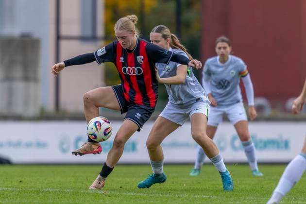Ingolstadt, Deutschland 12. Oktober 2025: 2. BL - Frauen - 2025 2026 - FC Ingolstadt 04 vs. VfL Wolfsburg II Im Bild: v. li. im Zweikampf Nina Penzkofer (FCI) und Anastasia Harting (VfL II) Audi Sportpark Bayern Copyright: xFotostandx xSchäferx