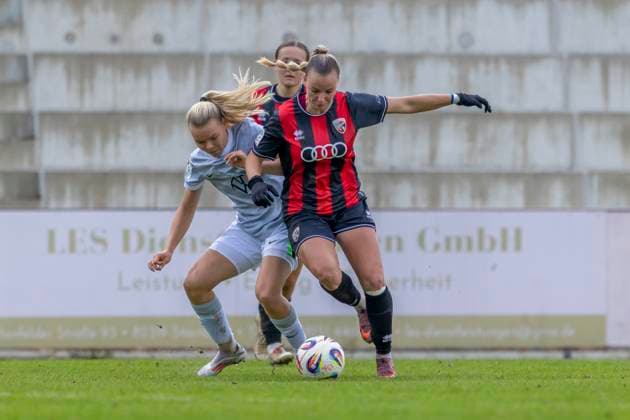 Ingolstadt, Deutschland 12. Oktober 2025: 2. BL - Frauen - 2025 2026 - FC Ingolstadt 04 vs. VfL Wolfsburg II Im Bild: v. li. im Zweikampf Anny Kerim-Lindland (VfL II) und Jenny Bayer (FCI) Audi Sportpark Bayern Copyright: xFotostandx xSchäferx