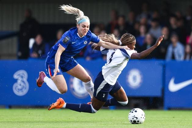 Chelsea v Tottenham Women 12 October 2025, London - Women s Super League - Chelsea v Tottenham Hotspur - Ellie Carpenter of Chelsea and Jessica Naz of Tottenham Hotspur - Photo: Jacques Feeney Offside. London UK Copyright: xJacquesxFeeneyx xOffsidexOffside