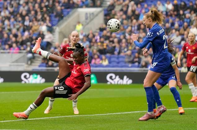 Liverpool, England, 12th October 2025. Melvine Malard of Manchester Utd (L) attempts an over the head kick during the Everton Women vs Manchester United, ManU Women Barclays Women s Super League match at Hill Dickinson Stadium, Liverpool. Picture credit should read: Andrew Yates Sportimage EDITORIAL USE ONLY. No use with unauthorised audio, video, data, fixture lists, club league logos or live services. Online in-match use limited to 120 images, no video emulation. No use in betting, games or single club league player publications. SPI_009_AY_EVERTON_W_MAN_UTD_W SPI-4212-0009