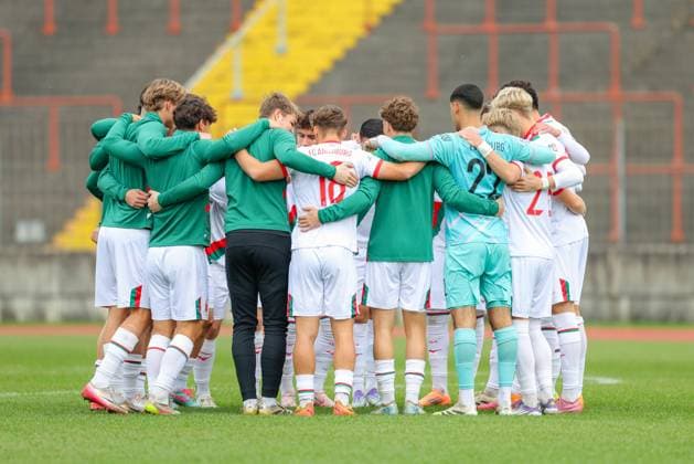 Team (FC Augsburg II) Spielekreis beim Spiel zwischen TSV Schwaben Augsburg v FC Augsburg II, Fußball, Herren, Regionalliga Bayern, 2025 2026, 13.Spieltag am 12.10.2025 in Augsburg, Rosenaustadion. Bayern Deutschland