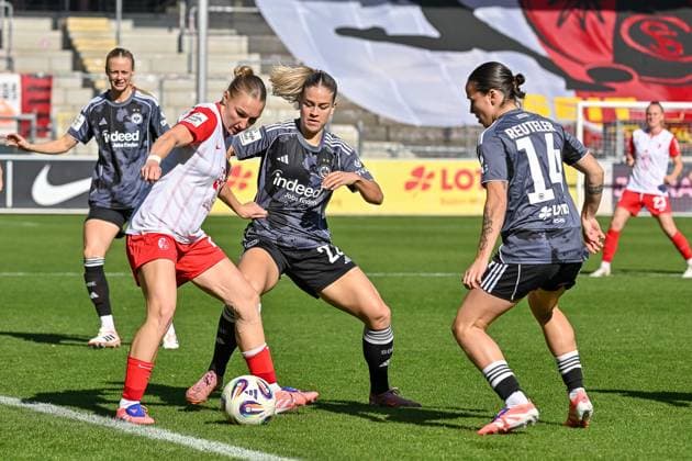 Sophie Nachtigall (SC Freiburg Frauen, 27), Nadine Riesen (Eintracht Frankfurt, 22) im Duell um den Ball. GER, SC Freiburg - Eintracht Frankfurt, Frauen-Fussball, Google Pixel Frauen-Bundesliga, 6. Spieltag, Saison 2025 2026, 12.10.2025 DFB REGULATIONS PROHIBIT ANY USE OF PHOTOGRAPHS AS IMAGE SEQUENCES AND OR QUASI-VIDEO GER, SC Freiburg - Eintracht Frankfurt, Frauen-Fussball, Google Pixel Frauen-Bundesliga, 6. Spieltag, Saison 2025 2026, 12.10.2025 Freiburg Copyright: xEibner-Pressefoto ThomasxHessx EP_THS