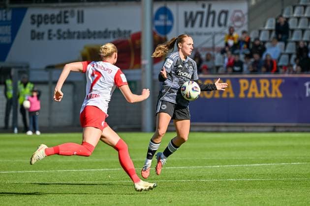 Lisanne Graewe (Eintracht Frankfurt, 08) bei der Ballannahme vor Tessa Blumenberg (SC Freiburg Frauen, 07) GER, SC Freiburg - Eintracht Frankfurt, Frauen-Fussball, Google Pixel Frauen-Bundesliga, 6. Spieltag, Saison 2025 2026, 12.10.2025 DFB REGULATIONS PROHIBIT ANY USE OF PHOTOGRAPHS AS IMAGE SEQUENCES AND OR QUASI-VIDEO GER, SC Freiburg - Eintracht Frankfurt, Frauen-Fussball, Google Pixel Frauen-Bundesliga, 6. Spieltag, Saison 2025 2026, 12.10.2025 Freiburg Copyright: xEibner-Pressefoto ThomasxHessx EP_THS