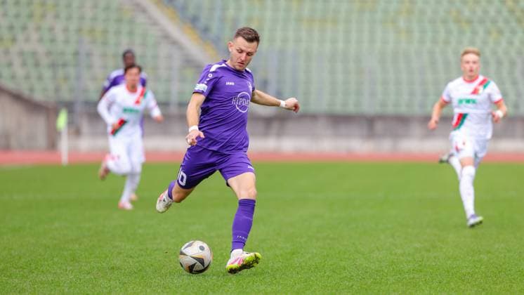Lukas Ramser (10, TSV Schwaben Augsburg) beim Spiel zwischen TSV Schwaben Augsburg v FC Augsburg II, Fußball, Herren, Regionalliga Bayern, 2025 2026, 13.Spieltag am 12.10.2025 in Augsburg, Rosenaustadion. Bayern Deutschland