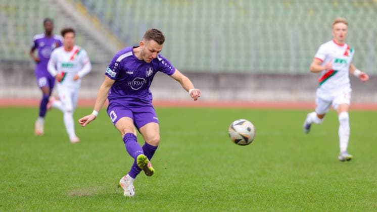 Lukas Ramser (10, TSV Schwaben Augsburg) beim Spiel zwischen TSV Schwaben Augsburg v FC Augsburg II, Fußball, Herren, Regionalliga Bayern, 2025 2026, 13.Spieltag am 12.10.2025 in Augsburg, Rosenaustadion. Bayern Deutschland