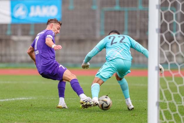 Lukas Ramser (10, TSV Schwaben Augsburg) und Noah George (22, FC Augsburg II) beim Spiel zwischen TSV Schwaben Augsburg v FC Augsburg II, Fußball, Herren, Regionalliga Bayern, 2025 2026, 13.Spieltag am 12.10.2025 in Augsburg, Rosenaustadion. Bayern Deutschland