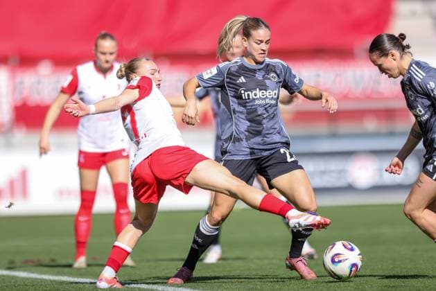DEU, Freiburg, SC Freiburg vs Eintracht Frankfurt, Google Pixel Bundesliga, DFB, Dreisamstadion, 6. Spieltag, im Bild v.l.n.r: Sophie Nachtigall (SC Freiburg 27) , Nadine Riesen (Eintracht Frankfurt 22) DFB DFL REGULATIONS PROHIBIT ANY USE OF PHOTOGRAPHS AS IMAGE SEQUENCES AND OR QUASI-VIDEO, 12.10.2025, Copyright: HMBxMedia HendrikxHamelau
